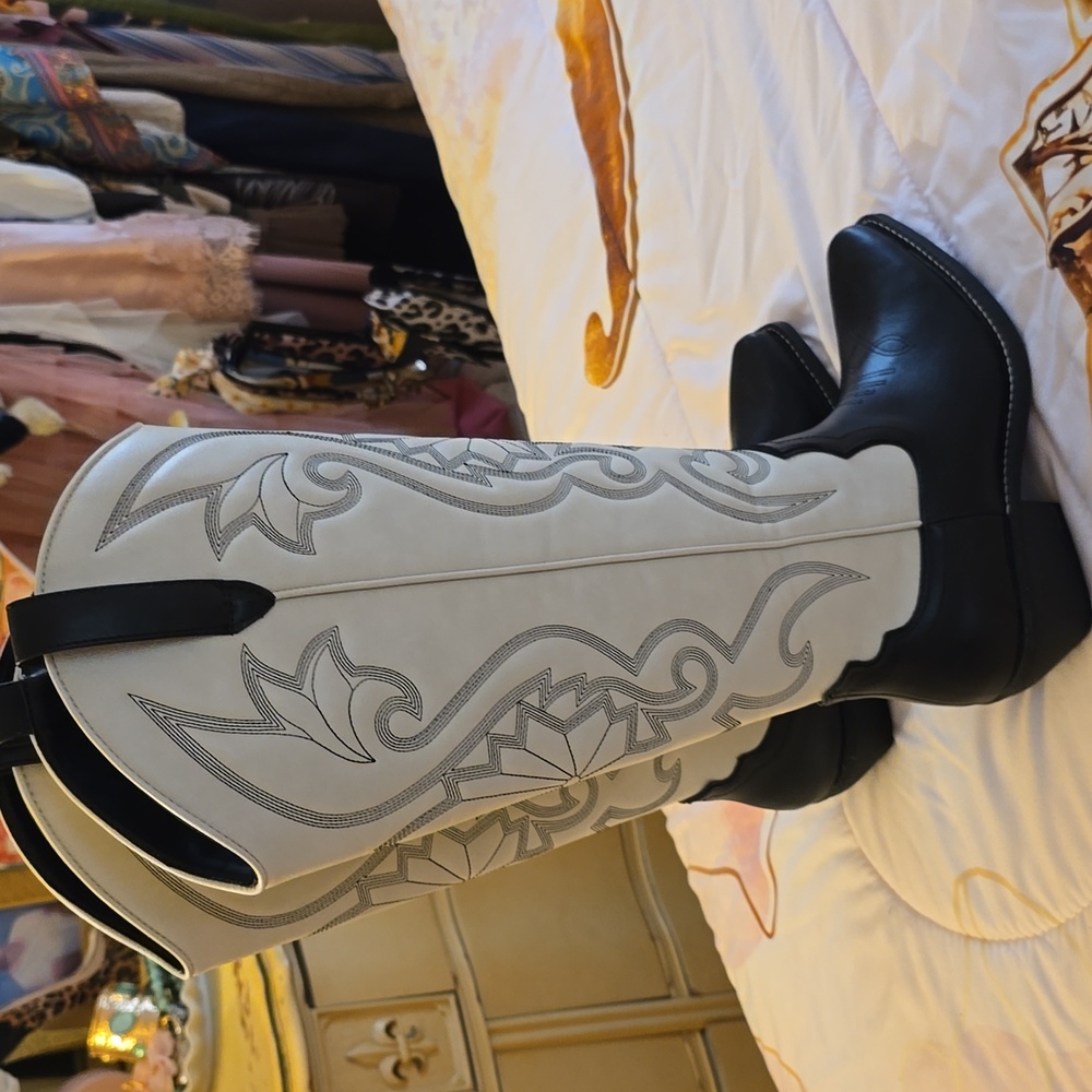 Boots - Picture 4 of 7